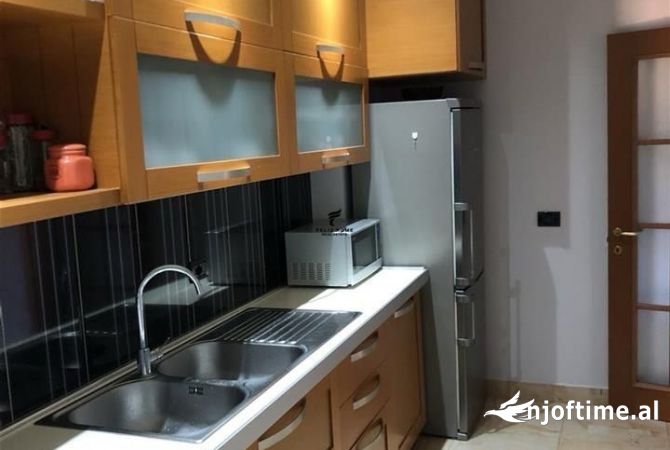 Shtepi me qera 3+1 ne Tirane - 1,050 Euro