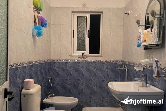 Shtepi ne shitje Apartament ne Tirane, 2+1, Mobilimi E mobiluar, Pagesa 135,000  Euro.