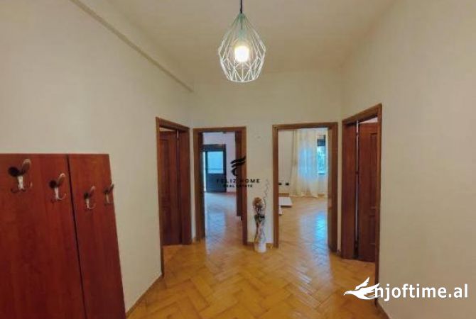 Shtepi ne shitje Apartament ne Tirane, 3+1, Mobilimi E mobiluar, Pagesa 190,000  Euro.