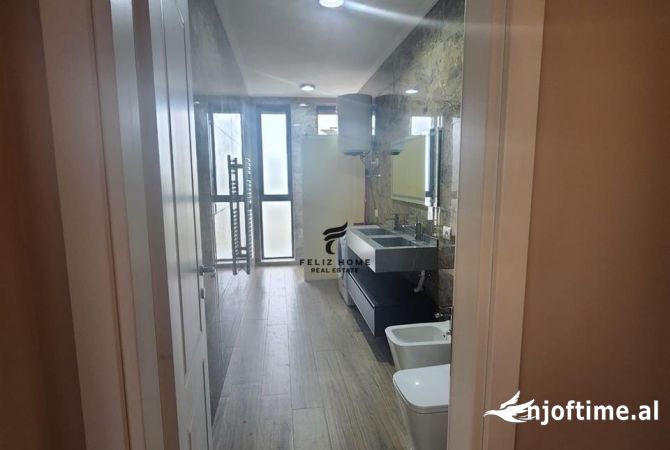 Shtepi ne shitje Apartament ne Tirane, 2+1, Mobilimi E mobiluar, Pagesa 258,000  Euro.