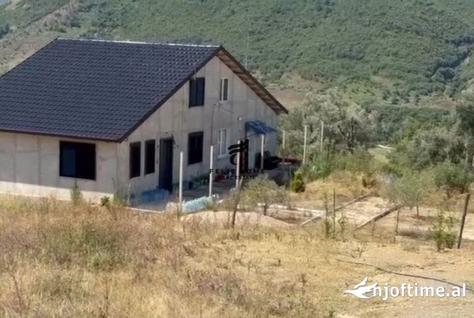 Truall ose Toke  ne Tirane - 400,000 Euro