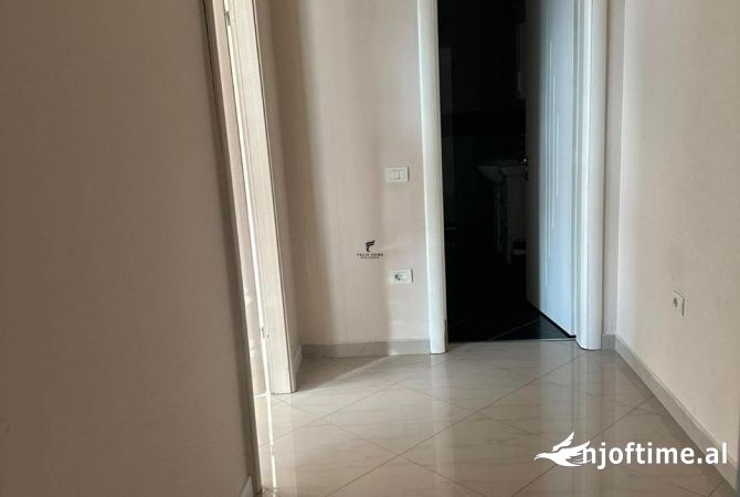 Shtepi ne shitje Apartament ne Tirane, 2+1, Mobilimi Pjeserisht e mobiluar, Pagesa 244,800  Euro.