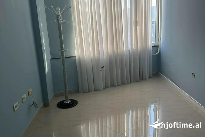 Shtepi ne shitje Apartament ne Tirane, 2+1, Mobilimi Pjeserisht e mobiluar, Pagesa 244,800  Euro.