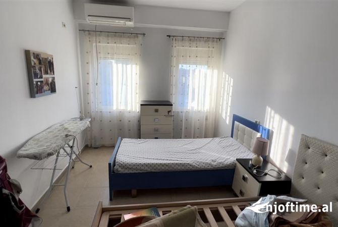 Shtepi ne shitje Apartament ne Tirane, 1+1, Mobilimi E mobiluar, Pagesa 150,000  Euro.