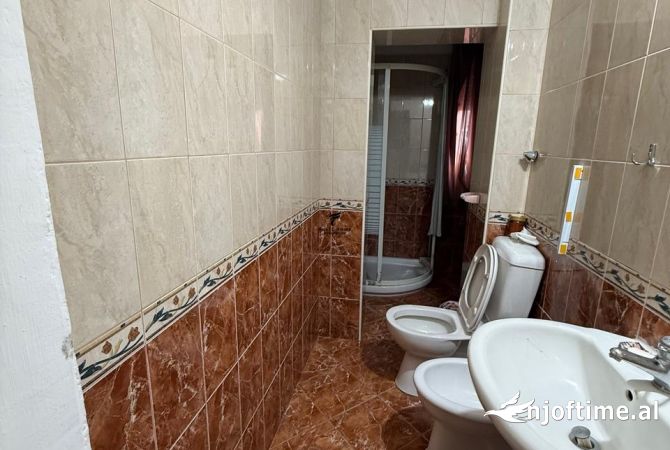 Shtepi ne shitje Apartament ne Tirane, 2+1, Mobilimi Pjeserisht e mobiluar, Pagesa 140,000  Euro.