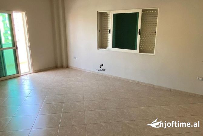 Ambiente Commerciale in Affitto 3+1 a Tirana - 1,000 Euro