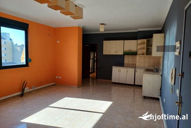 Shtepi me qera 2+1 ne Tirane - 40,000 Leke