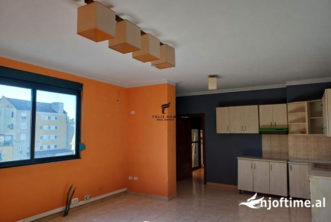 Ambient biznesi me qera 3+1 ne Tirane - 50,000 Leke