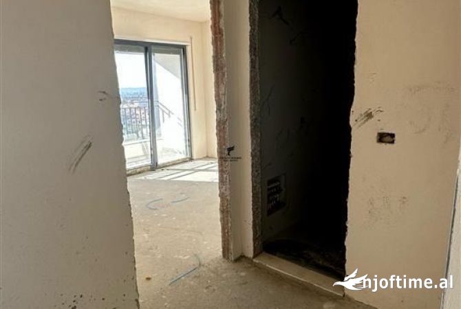 Shtepi ne shitje Apartament ne Tirane, 1+1, Mobilimi Bosh, pa mobiluar, Pagesa 125,000  Euro.