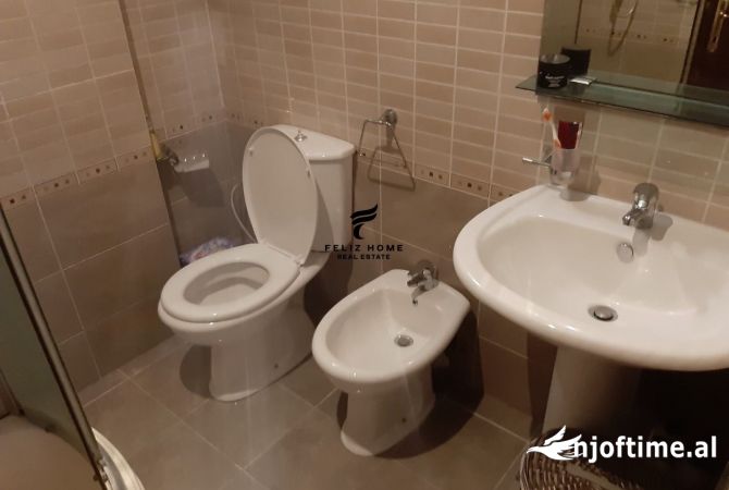 Shtepi me qera Apartament ne Tirane, 3+1, Mobilimi E mobiluar, Pagesa 90,000  Leke.