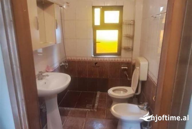 Shtepi me qera Apartament ne Tirane, 2+1, Mobilimi E mobiluar, Pagesa 500  Euro.