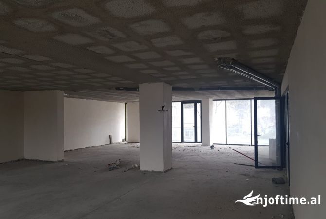 ZYRE ME QERA 200 M2 RRUGA E DIBRES 1.500 EURO