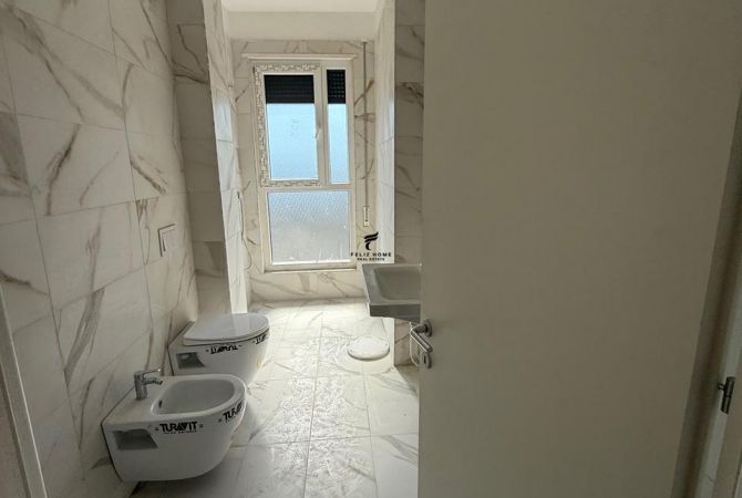 Ambiente Commerciale in Affitto 3+1 a Tirana - 450 Euro