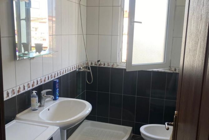 Shtepi me qera Apartament ne Tirane, 3+1, Mobilimi E mobiluar, Pagesa 500  Euro.