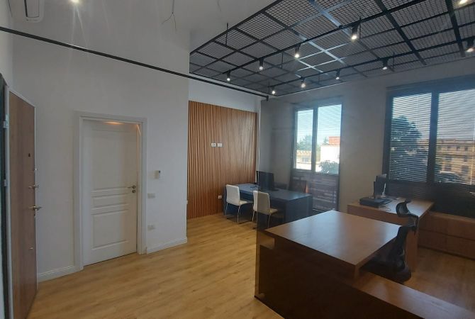 Ambiente Commerciale in Vendita 3+1 a Tirana - 105,000 Euro