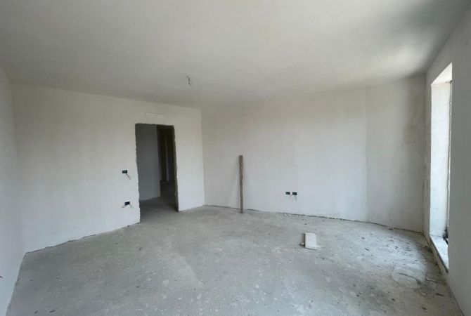 Shtepi ne shitje Apartament ne Tirane, 1+1, Mobilimi Bosh, pa mobiluar, Pagesa 132,000  Euro.