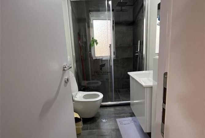 Shtepi ne shitje Apartament ne Tirane, 2+1, Mobilimi E mobiluar, Pagesa 160,000  Euro.
