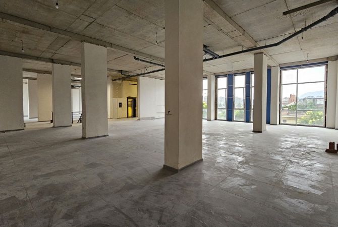 Ambient biznesi me qera 3+1 ne Tirane - 5,600 Euro