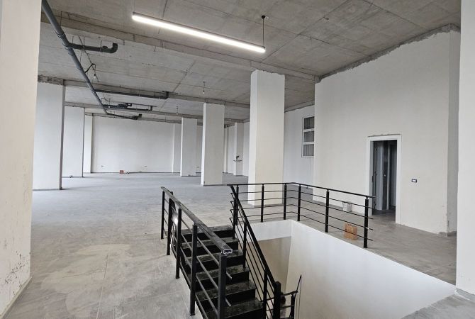 ZYRE ME QERA 560M2 STACIONI TRENIT 5.600 EURO