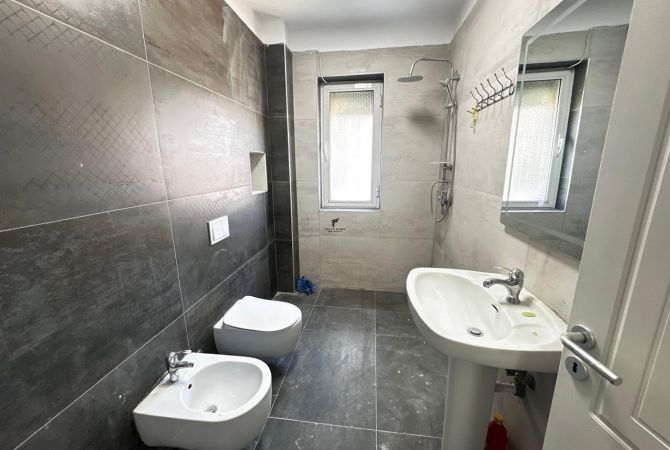 Shtepi ne shitje Apartament ne Tirane, 1+1, Mobilimi Pjeserisht e mobiluar, Pagesa 127,000  Euro.
