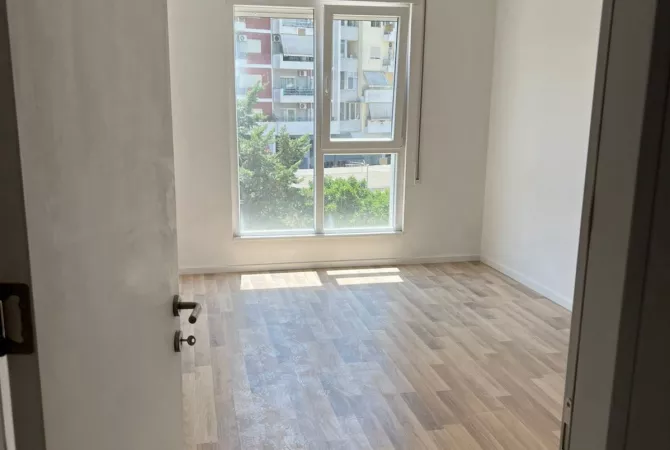 Ambient biznesi me qera 3+1 ne Tirane - 600 Euro