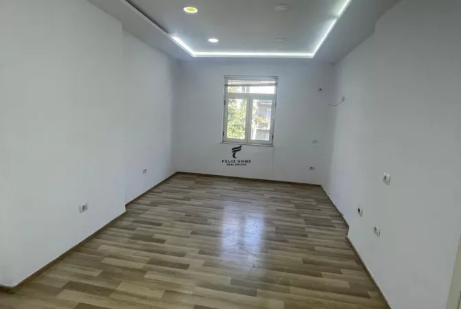 Ambiente Commerciale in Affitto 3+1 a Tirana - 700 Euro