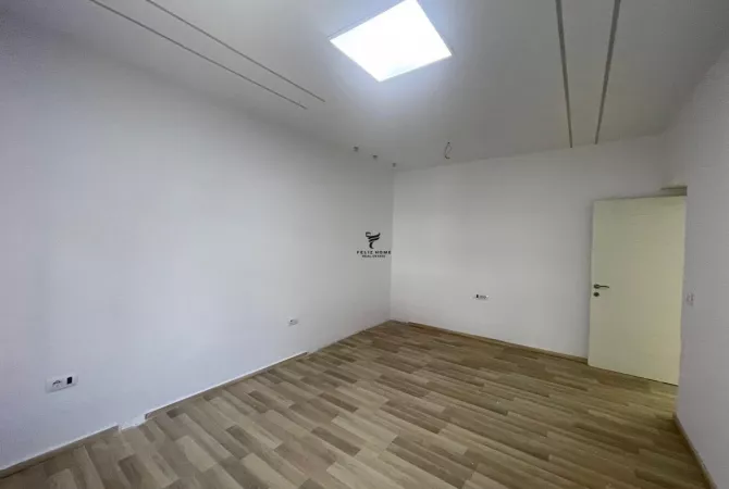 ZYRE ME QERA 75 M2 RRUGA ABDYL FRASHERI 700 EURO