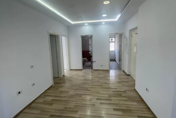 Ambiente Commerciale in Affitto 3+1 a Tirana - 700 Euro