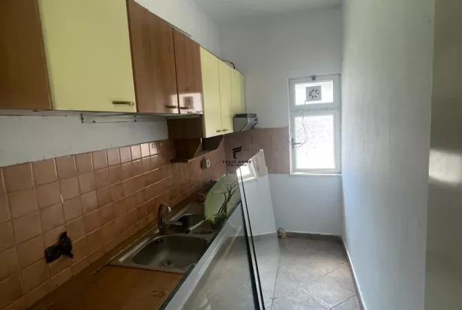 ZYRE ME QERA 75 M2 RRUGA ABDYL FRASHERI 700 EURO