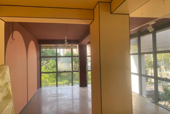 Ambiente Commerciale in Affitto 3+1 a Tirana - 1,000 Euro