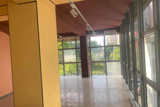 Ambiente Commerciale in Affitto 3+1 a Tirana - 1,000 Euro