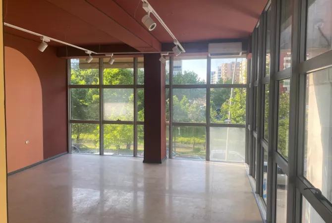 Ambiente Commerciale in Affitto 3+1 a Tirana - 1,000 Euro