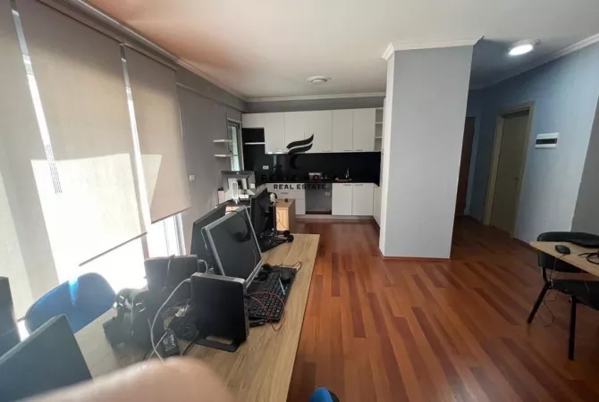 Ambiente Commerciale in Affitto 3+1 a Tirana - 600 Euro