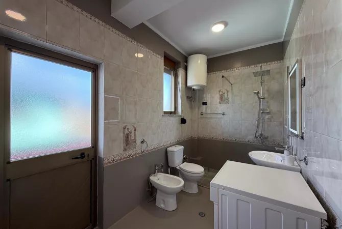 Shtepi me qera Apartament ne Tirane, 2+1, Mobilimi E mobiluar, Pagesa 550  Euro.