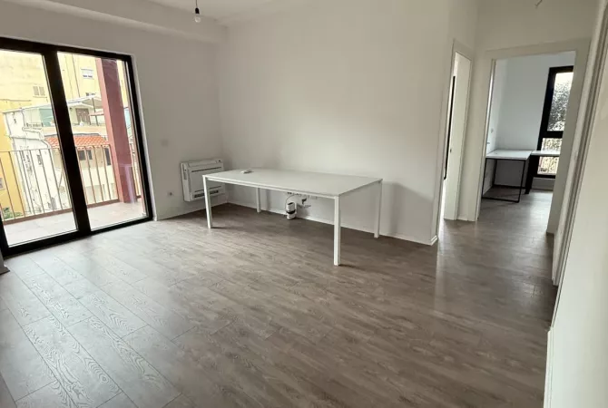 Ambient biznesi me qera 3+1 ne Tirane - 1,100 Euro