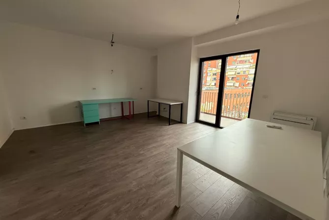 Ambient biznesi me qera 3+1 ne Tirane - 1,100 Euro