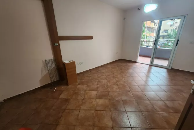 Shtepi ne shitje Apartament ne Tirane, 3+1, Mobilimi Pjeserisht e mobiluar, Pagesa 320,000  Euro.