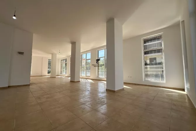 Ambient biznesi me qera 3+1 ne Tirane - 1,300 Euro
