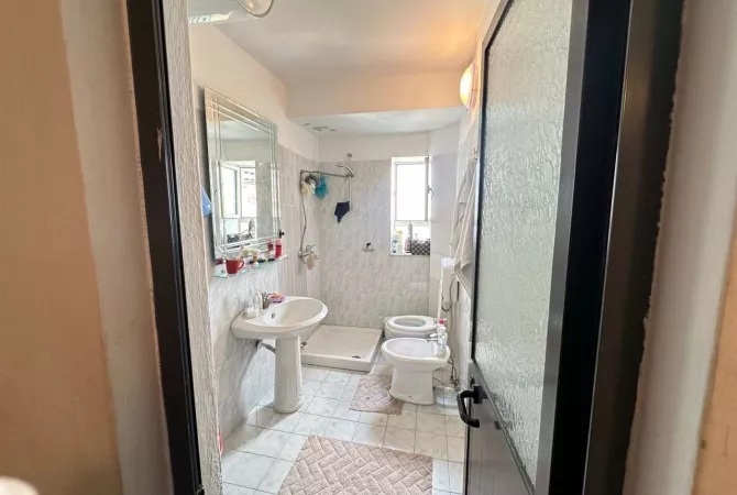 Shtepi ne shitje Apartament ne Tirane, 3+1, Mobilimi E mobiluar, Pagesa 190,000  Euro.