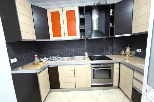 Ambient biznesi me qera 3+1 ne Tirane - 1,400 Euro