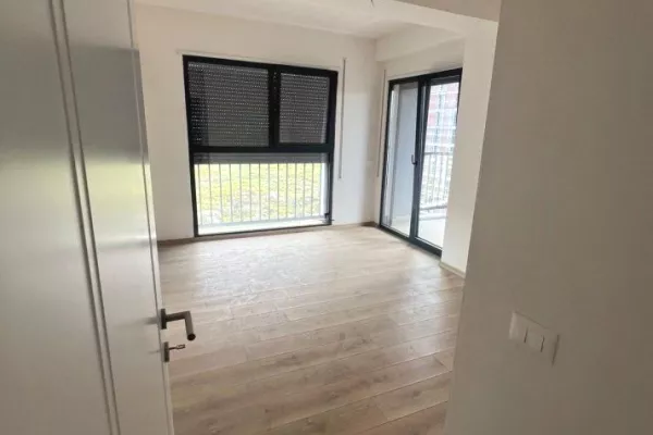 Ambiente Commerciale in Affitto 3+1 a Tirana - 670 Euro