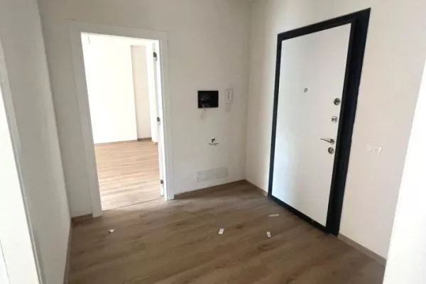 Ambiente Commerciale in Affitto 3+1 a Tirana - 670 Euro