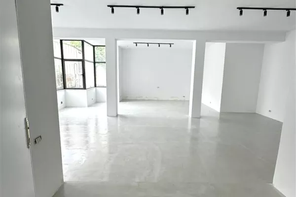 Ambiente Commerciale in Affitto 3+1 a Tirana - 900 Euro
