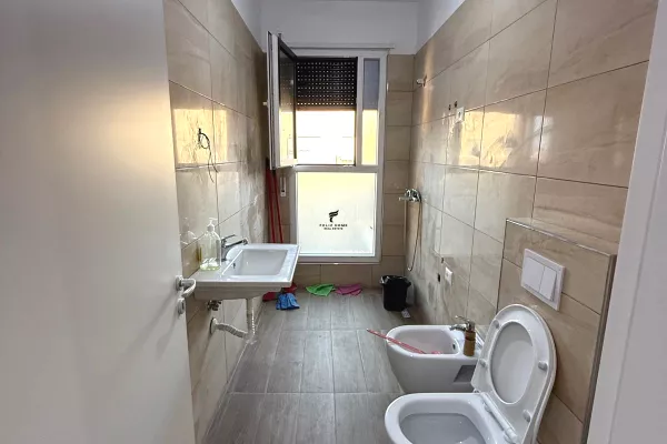 Ambient biznesi me qera 3+1 ne Tirane - 450 Euro