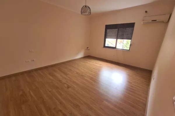 Ambient biznesi me qera 3+1 ne Tirane - 600 Euro