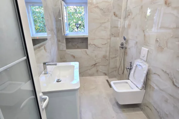 Shtepi ne shitje Apartament ne Tirane, 1+1, Mobilimi Bosh, pa mobiluar, Pagesa 125,000  Euro.