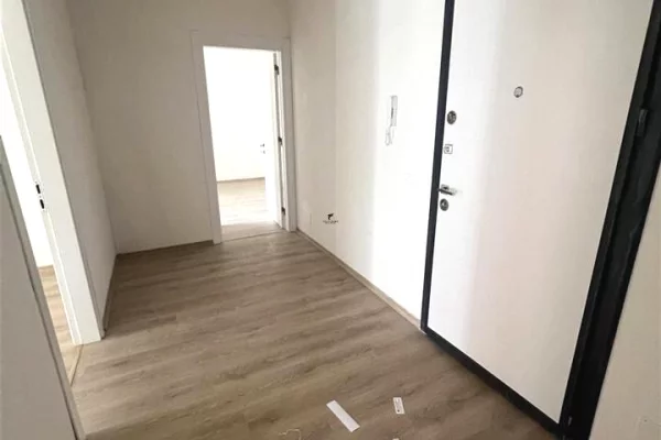 ZYRE ME QERA 116 M2 BULEVARDI RI 800 EURO