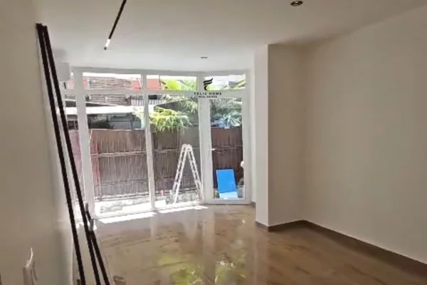 Business Property for Rent 3+1 in Tirana - 50,000 Leke