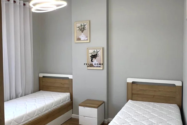 Shtepi ne shitje Apartament ne Tirane, 2+1, Mobilimi E mobiluar, Pagesa 143,000  Euro.