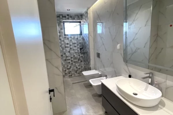 Shtepi me qera Apartament ne Tirane, 3+1, Mobilimi E mobiluar, Pagesa 120,000  Leke.